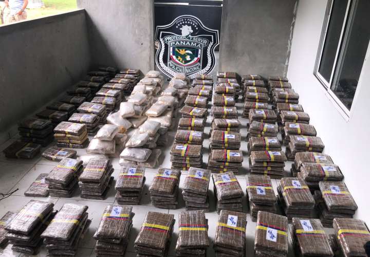 Hallan 439 paquetes de drogas escondidos en pick up 