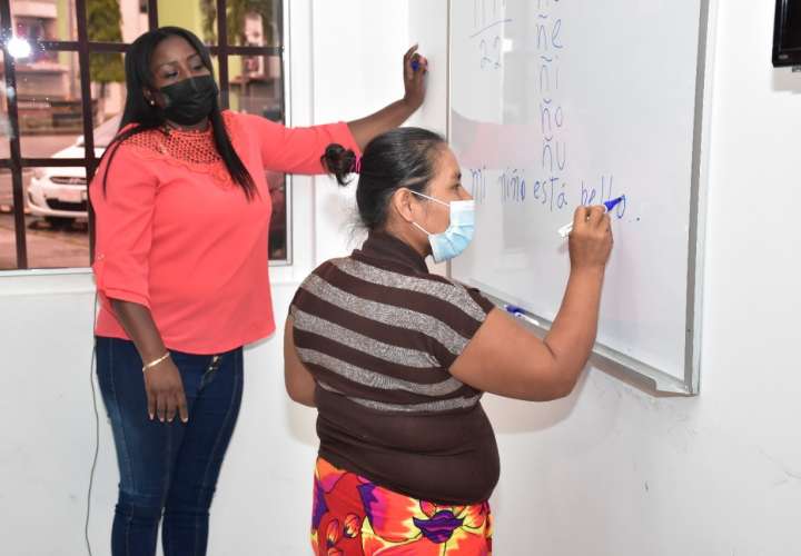 Más de 17 personas se han alfabetizado con la ayuda de una voluntaria del Mides que dicta clases en la Junta Comunal. Sus alumnos entre 26 y 70 años