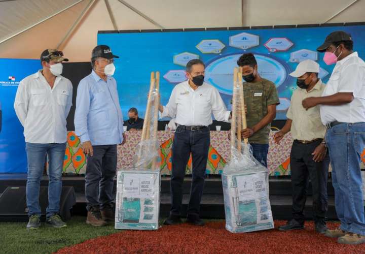 IMA entrega implementos de trabajo y distribuyen1,500 libras de arroz 