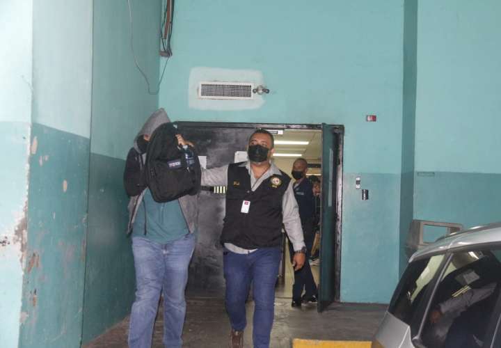 El doctor Labrador sale de las sede del Sistema Penal Acusatorio.  Foto: Landro Ortiz
