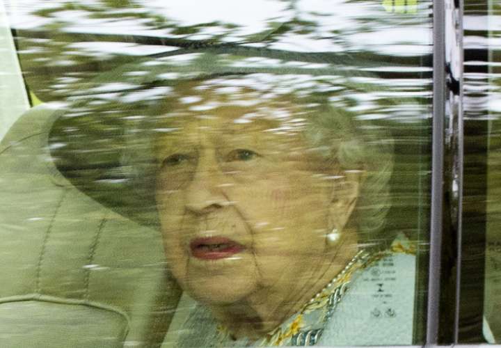  Isabel II, enferma de covid, posterga dos audiencias virtuales
