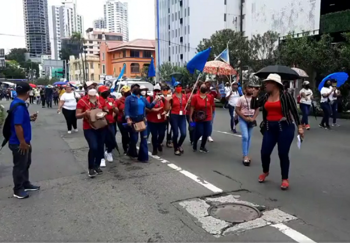 Protesta de educadores camino a la Plaza 5 de Mayo.