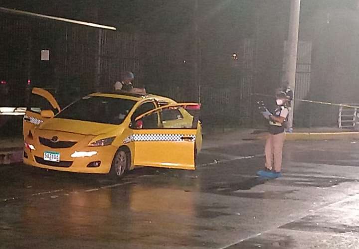Rellenan de balas a dos hombres dentro de un taxi en Panamá Viejo 