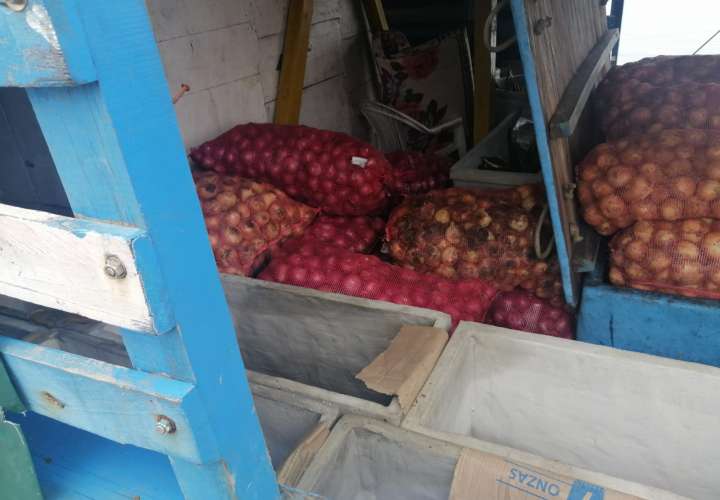Retienen embarcación colombiana por contrabando de cebollas en Colón