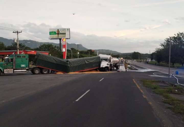 Fuerte colisión de dos pesados; cierran la carretera Interamericana