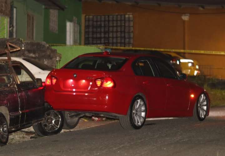 La víctima se encontraba dentro de un sedán de colo rojo de lujo y sin placa. Foto: Alexander Santamaría