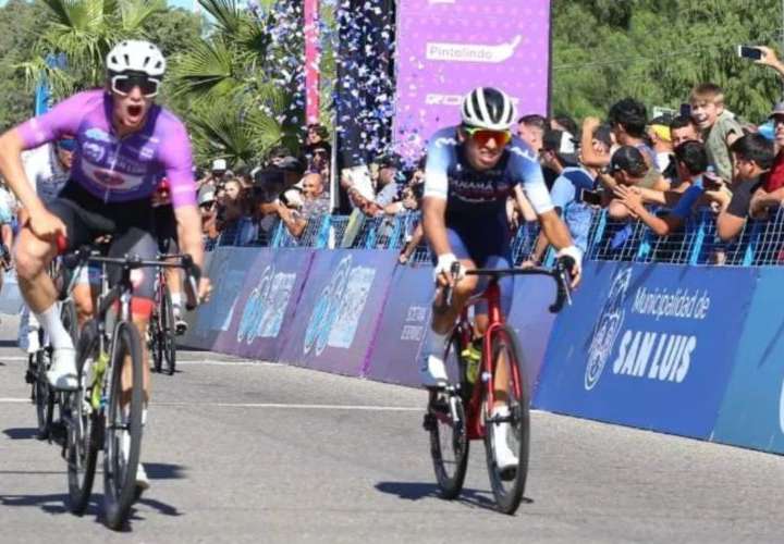 Franklin Archibold (der.) a su llegada a la meta en la última etapa de la Vuelta del Porvenir, en San Luis, Argentina. Foto: Fepaci