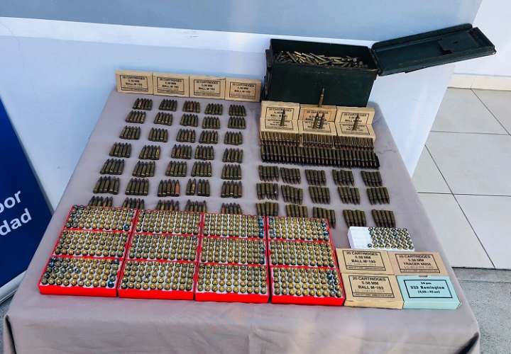 La mayor parte de las municiones se encontraron dentro de sus cajas y otras tantas dentro de una caja de metal.