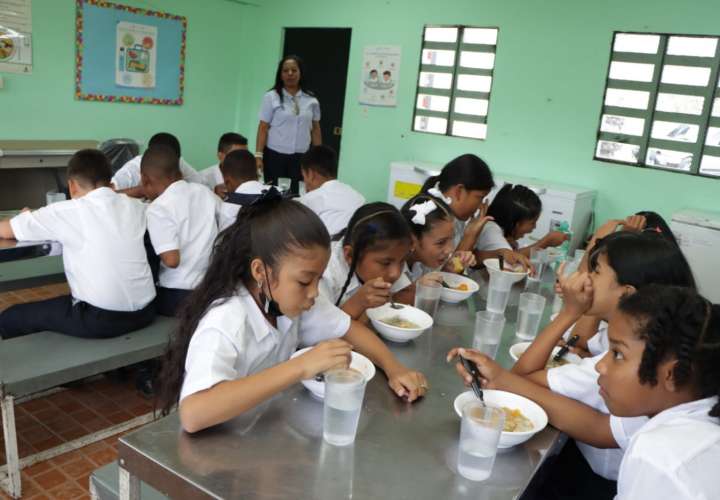 Más de 101,000 estudiantes en todo el país reciben almuerzo escolar 