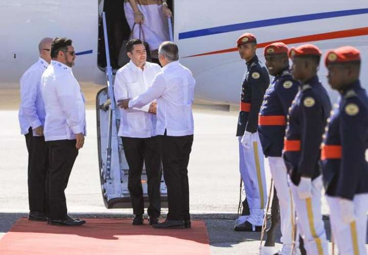 Vicepresidente arriba a Santo Domingo para Cumbre Iberoamericana