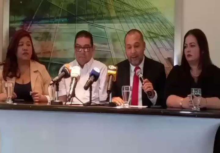 Presentes en conferencia de prensa:  Teyra Elers, Mario Vargas, Roberto Ordoñez  y Dayana Rivas miembros de Apadea. (Foto-video: Víctor Arosemena)