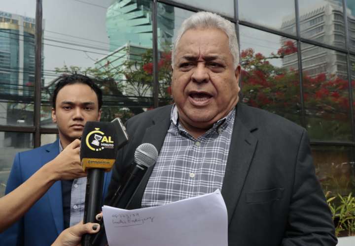 El abogado Pérez brinda detalles sobre la denuncia. (Foto-Video: Víctor Arosemena)