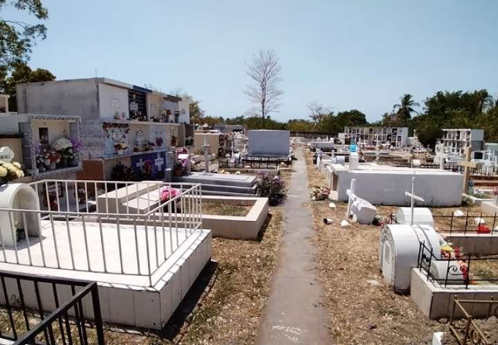 Los dos cementerios municipales con que cuenta la alcaldía del distrito de San Carlos, en la provincia de Panamá Oeste, se han quedado sin espacio para más sepulturas.