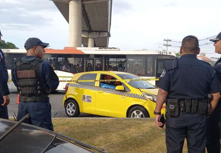 Matan a una mujer saliendo de un push; taxista es herido