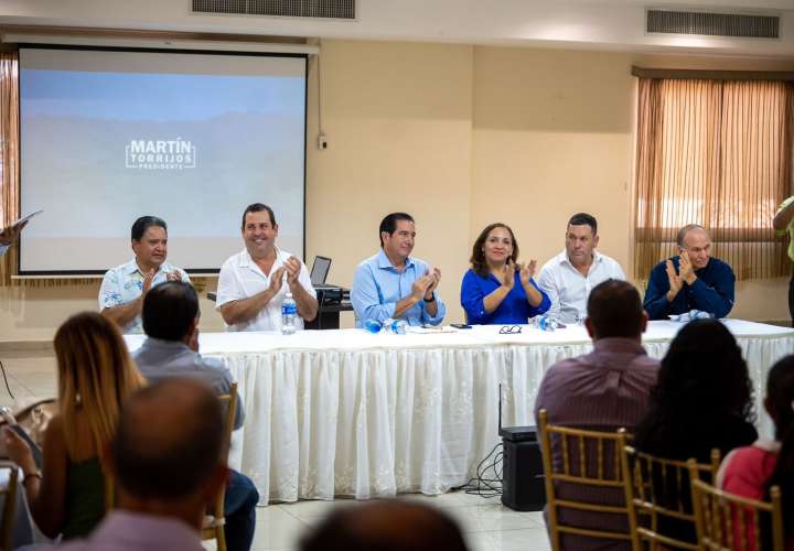 Martín Torrijos en encuentro con la comunidad educativa de Veraguas