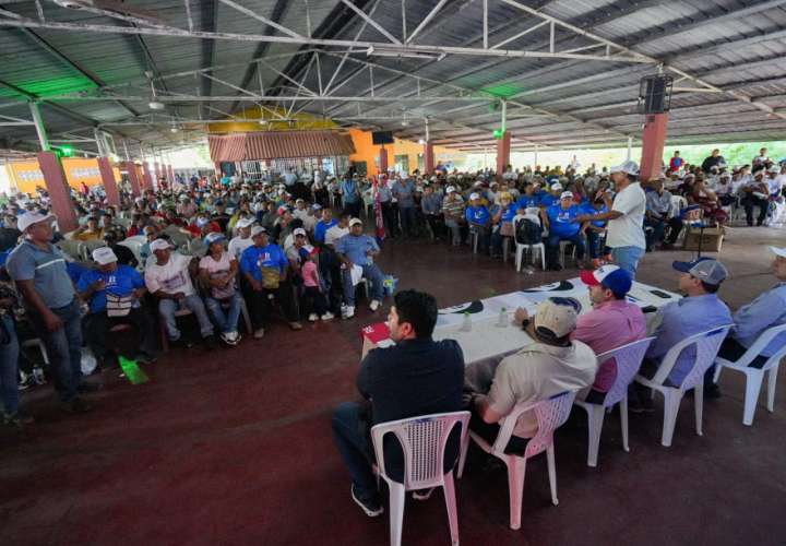 Gaby Carrizo recibe respaldo de distritos de Veraguas en su campaña 