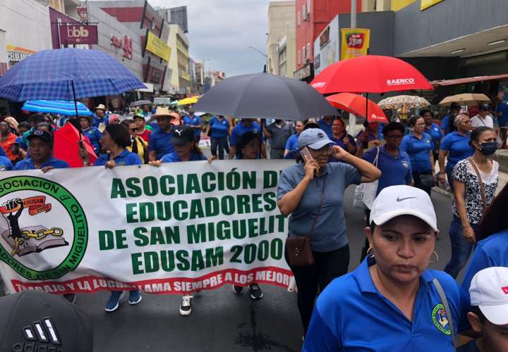 Los docentes marcharon por los alrededores de la escuela República de Venezuela, Calidonia.