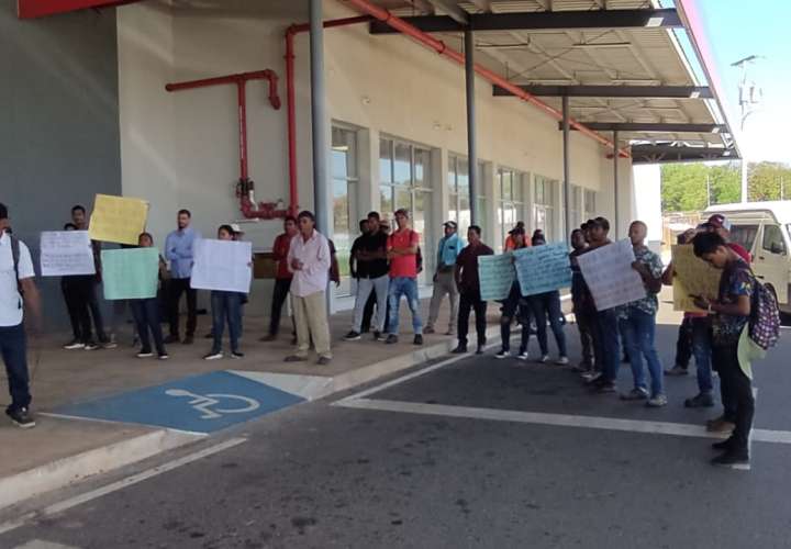 Trabajadores protestan en Mitradel por falta de pago 