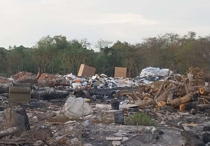 El informe presentado por los técnicos del MiAmbiente da cuenta de la existencia en este sitio de desechos de construcción, desperdicios avícolas y de otros residuos orgánicos e inorgánicos.