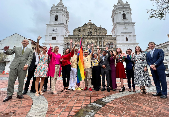 Comunidad LGBTIQ+ iza la bandera del Orgullo Gay y exige igualdad
