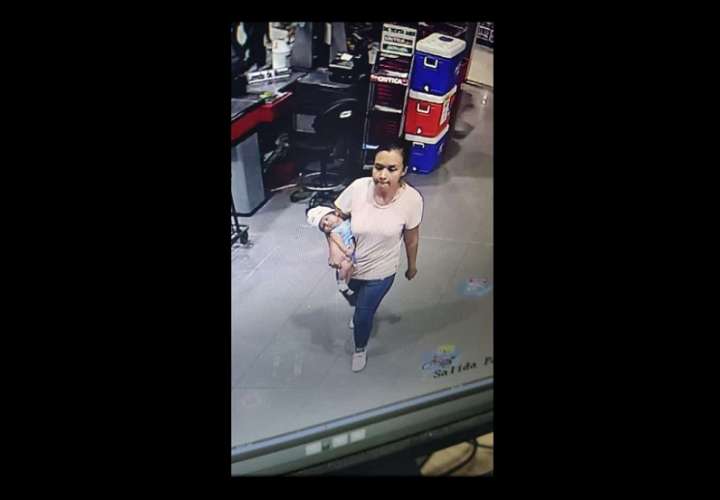 Las cámaras del sistema de videovigilancia del supermercado captaron cuando la mujer salía del local con el bebé en brazos.
