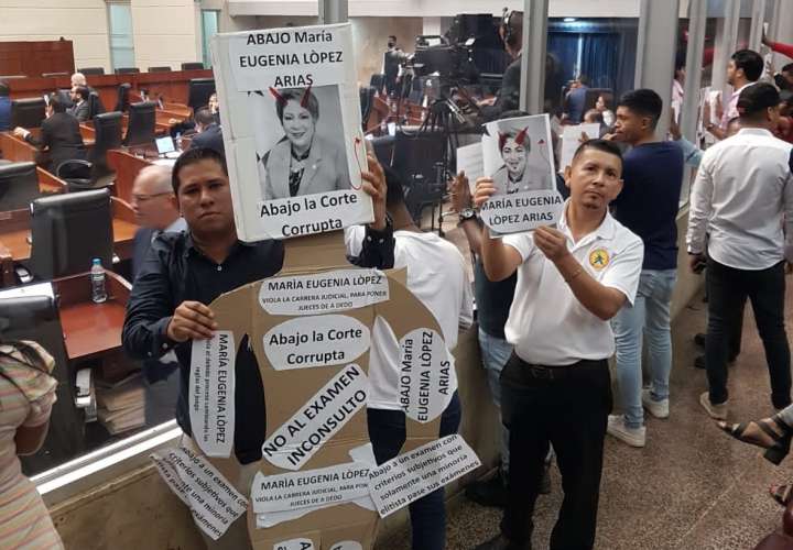 Universitarios protestan en la Asamblea contra María Eugenia