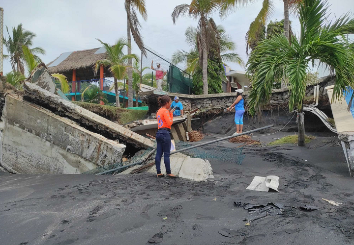 Comerciantes y pescadores perdieron enseres tras fuerte oleaje