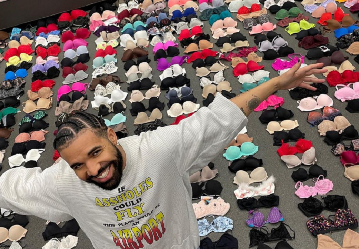 Drake presume su enorme colección de sostenes que le tiran las fans