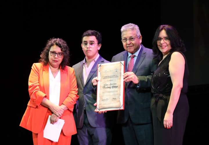 Familiares de Arístides Martínez Ortega, recibieron el pergamino en honor a la trayectoria de este escritor y académico.
