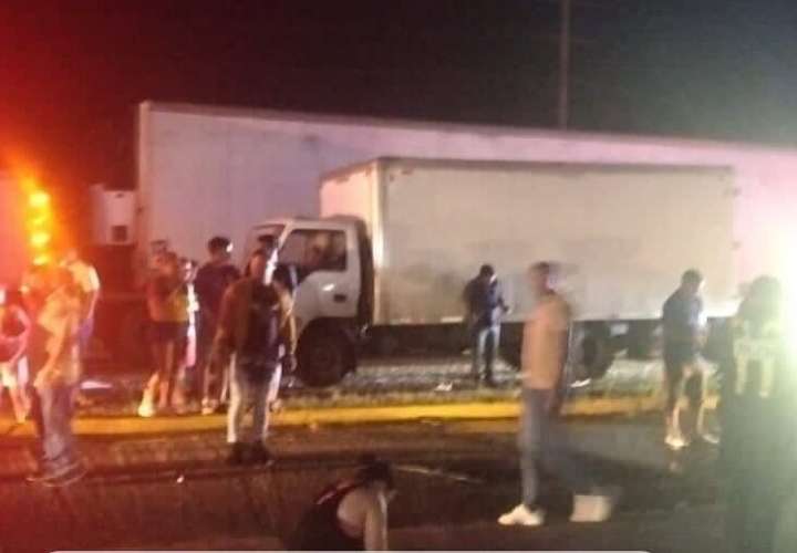 El conductor del camión resultó herido.