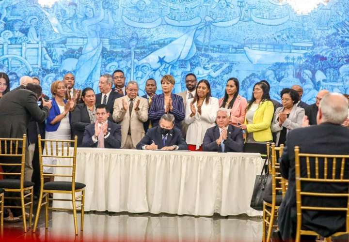 Presidente, Laurentino &#039;Nito&#039; Cortizo sancionó la Ley que adopta el Plan de Desarrollo Integral de la provincia de Colón.