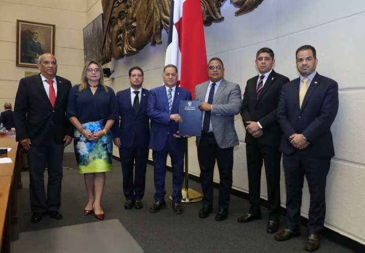 Ministros y diputados muestran el documento que contiene el contrato.