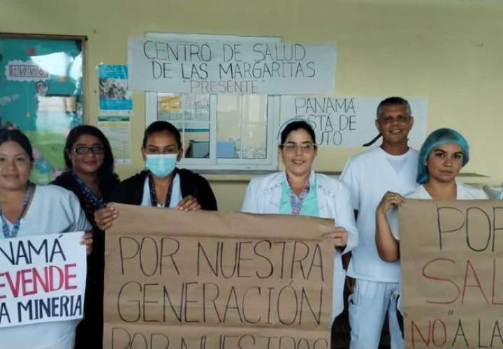 Grupo de enfermeras de Las Margaritas con sus pancartas.