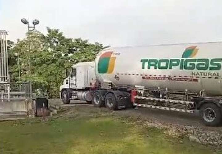 Pasan de camiones con gas para plantas generadoras de electricidad