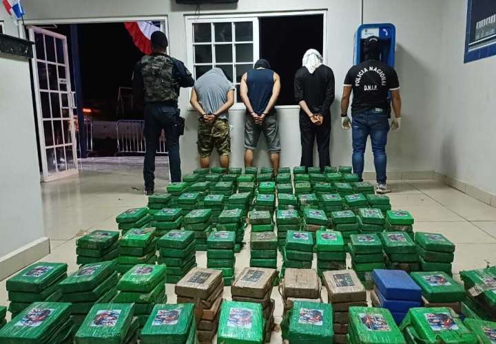 Tres detenidos y los paquetes de droga en el operativo desarrollado en Arraiján.