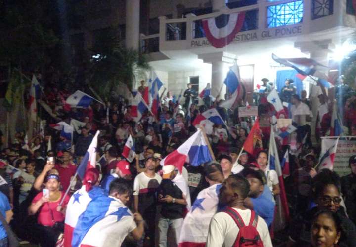 Los panameños ejercen presión en las afueras de la CSJ. (Foto: Alexander Santamaría)