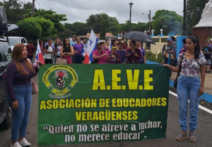 Educadores de Veraguas se mantuvieron la lucha contra el contrato minero.