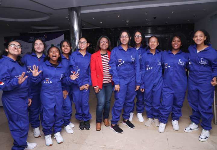 Las niñas que participarán en el programa “Ella Es Astronauta”. 