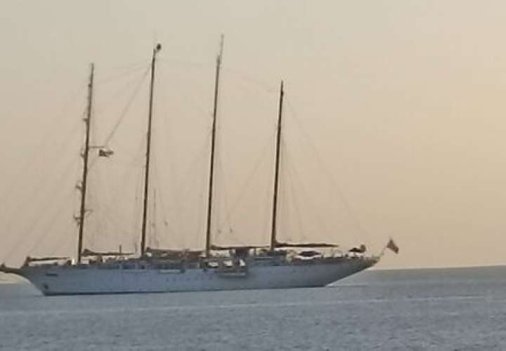 Crucero de velero atracó en isla Flamenco.