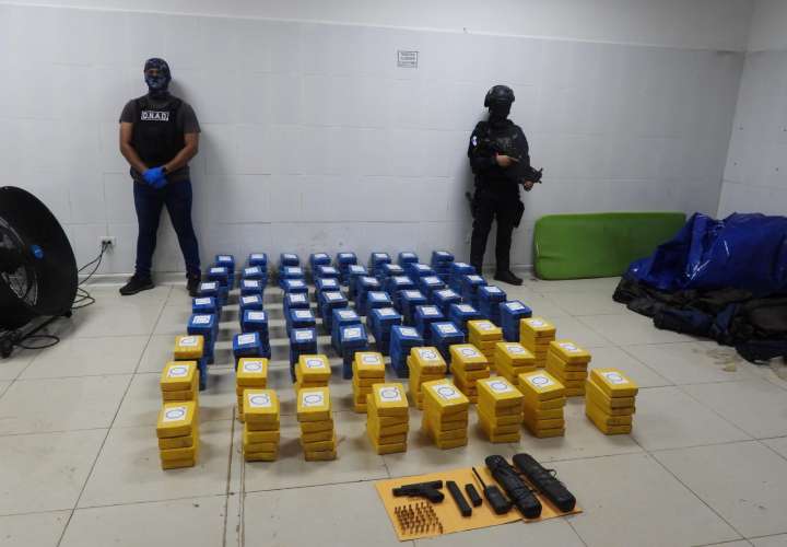 319 paquetes de presunta droga hallados dentro de una bodega