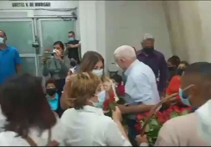 Martinelli y Mulino entregan rosas a madres y donan al Oncológico