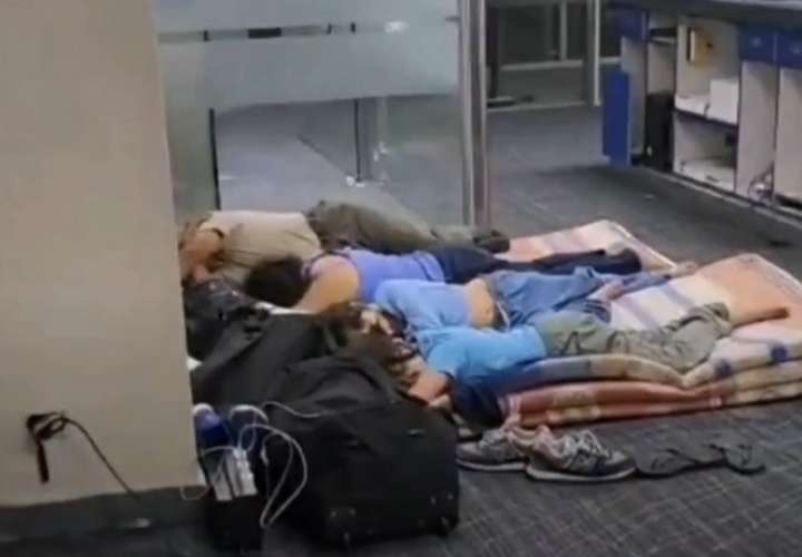 Los extranjeros tuvieron dormir en las instalaciones de la terminal aérea.