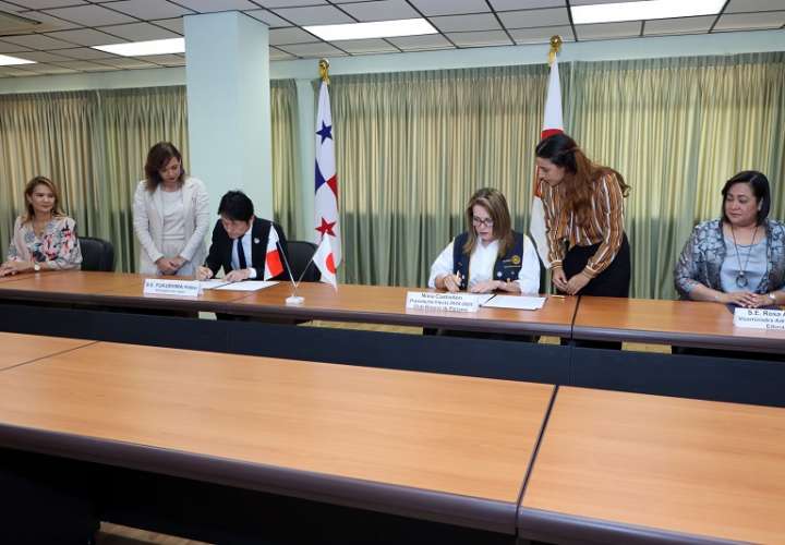 El embajador de Japón, Hideo Fukushima, y la presidenta electa para el periodo 2024-2025 del Club Rotario de Panamá, Nivia Roxana Castrellón, firmaron el contrato para que se efectúen los proyectos comunitarios.
