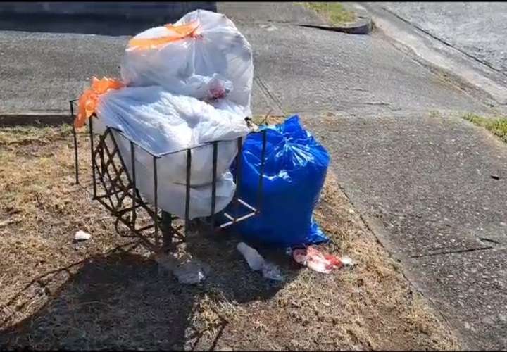 Bolsas de basuras en la calle 73 Altos de Cerro Viento.