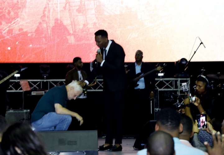 El expresidente dobló rodillas durante el congreso. Foto Victor Arosemena