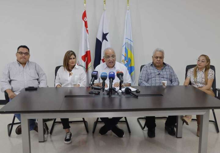 Luis Eduardo Camacho y miembros del partido 
