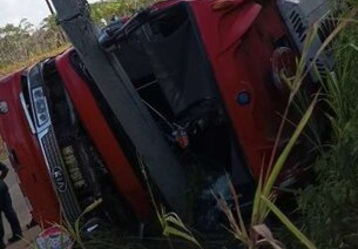 Escena del accidente del bus de la ruta Chepo Corredor terminó chocado con un objeto fijo.
