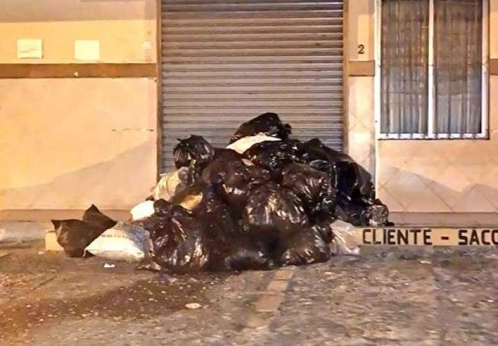 Los residentes arrojaron las bolsas de basura en las oficinas de Sacosa.