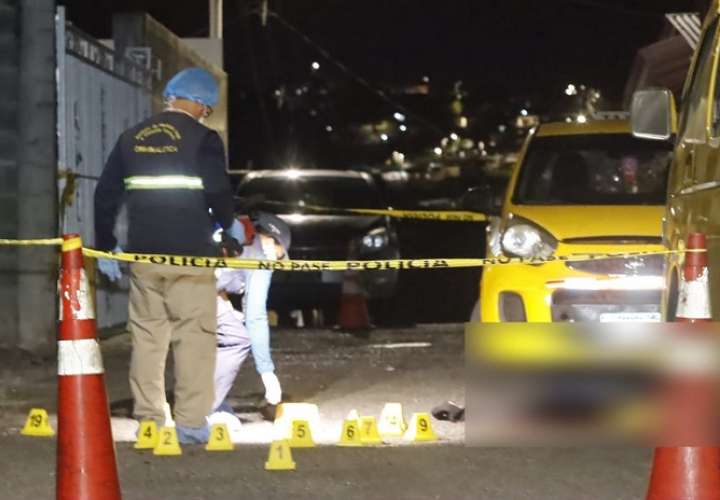 El cadáver de la víctima quedó frente a su propio taxi.