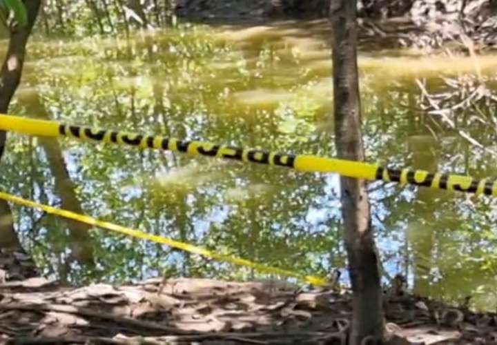 El cuerpo fue hallado en la desembocadura del río Chiriquí Nuevo, en el área de Calle Larga de Las Lomas, en David, provincia de Chiriquí. [Foto: Mayra Madrid)